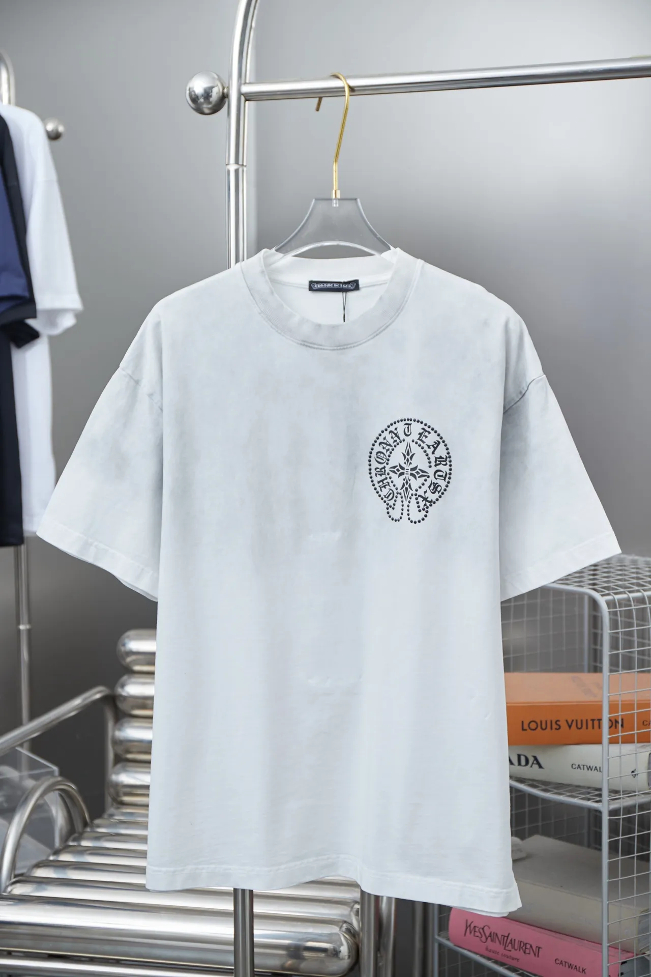 🅿️220 Ch*ome Hearte 25SS early spring new style, short-sleeved Croix heart diamonds, light luxury, essential item for daily commuting for men and women, correct version, comparison welcome, detailed features · 280g 100% pure cotton double yarn jersey fabric · Custom dyed in the same vat, special thickened 32 pieces double-stranded 1X1 thread · Imported Australian matte pearlescent diamonds ➕ thick letter logo · Ready-made garments made of piece dyeing Then do the faded fried snowflake process, then wash it to make it look old · General washing to improve the effect · Double needle stitching and cross-stitch process · Original main mark, washed tag, brand moisture-proof paper packaging Color: black/white Size: S/M/L/XL
